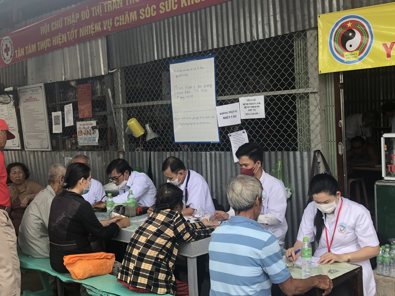 các Y Sĩ khám tư vấn cho bệnh nhân 